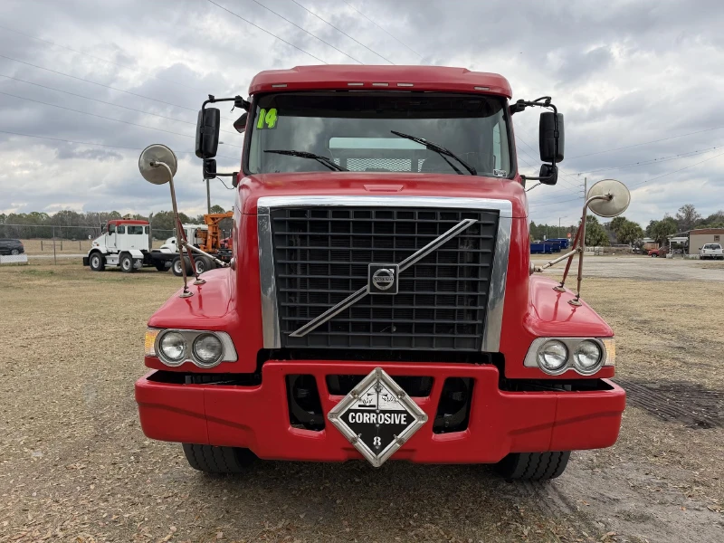 2014 VOLVO VHD84B200