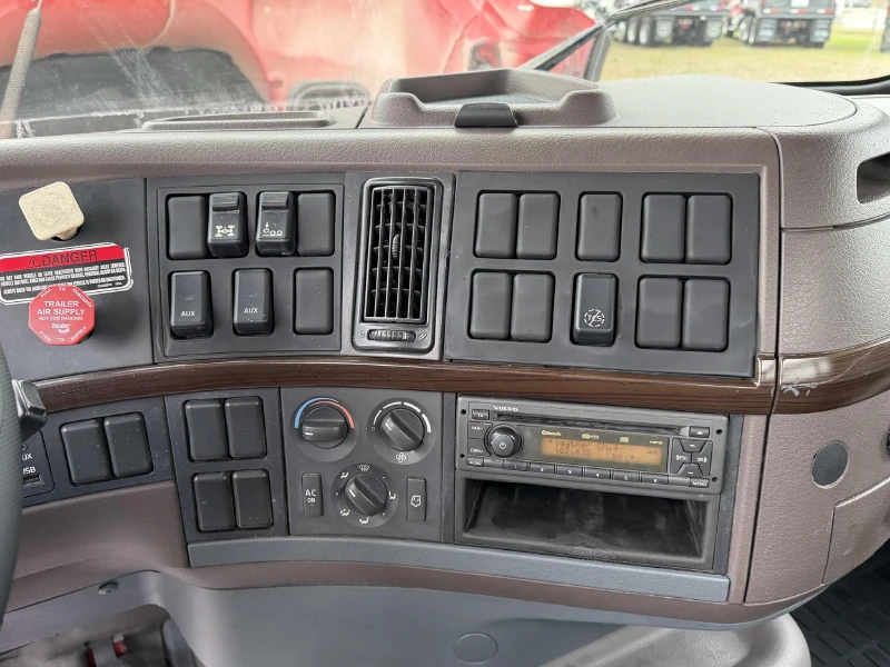 2014 VOLVO VHD84B200