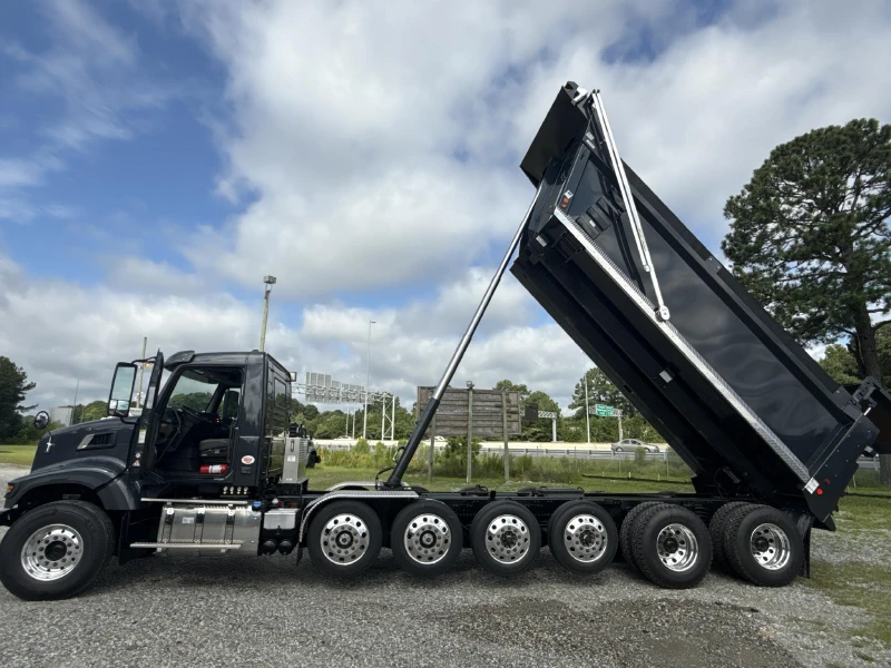 2027 VOLVO VHD104F300