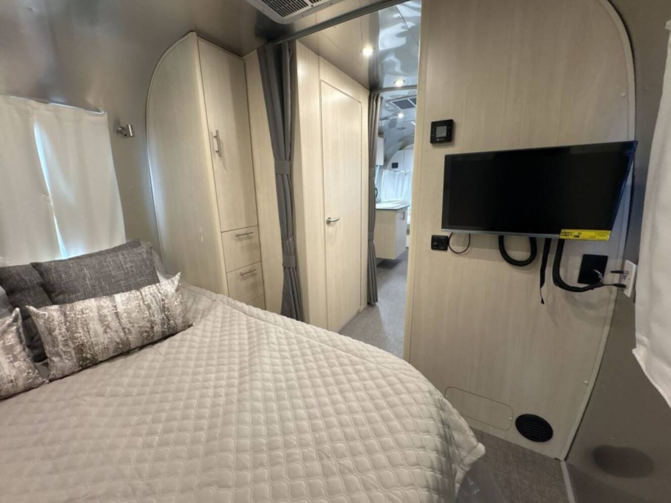 A photo of this 2026 Airstream Flying Cloud 25FB