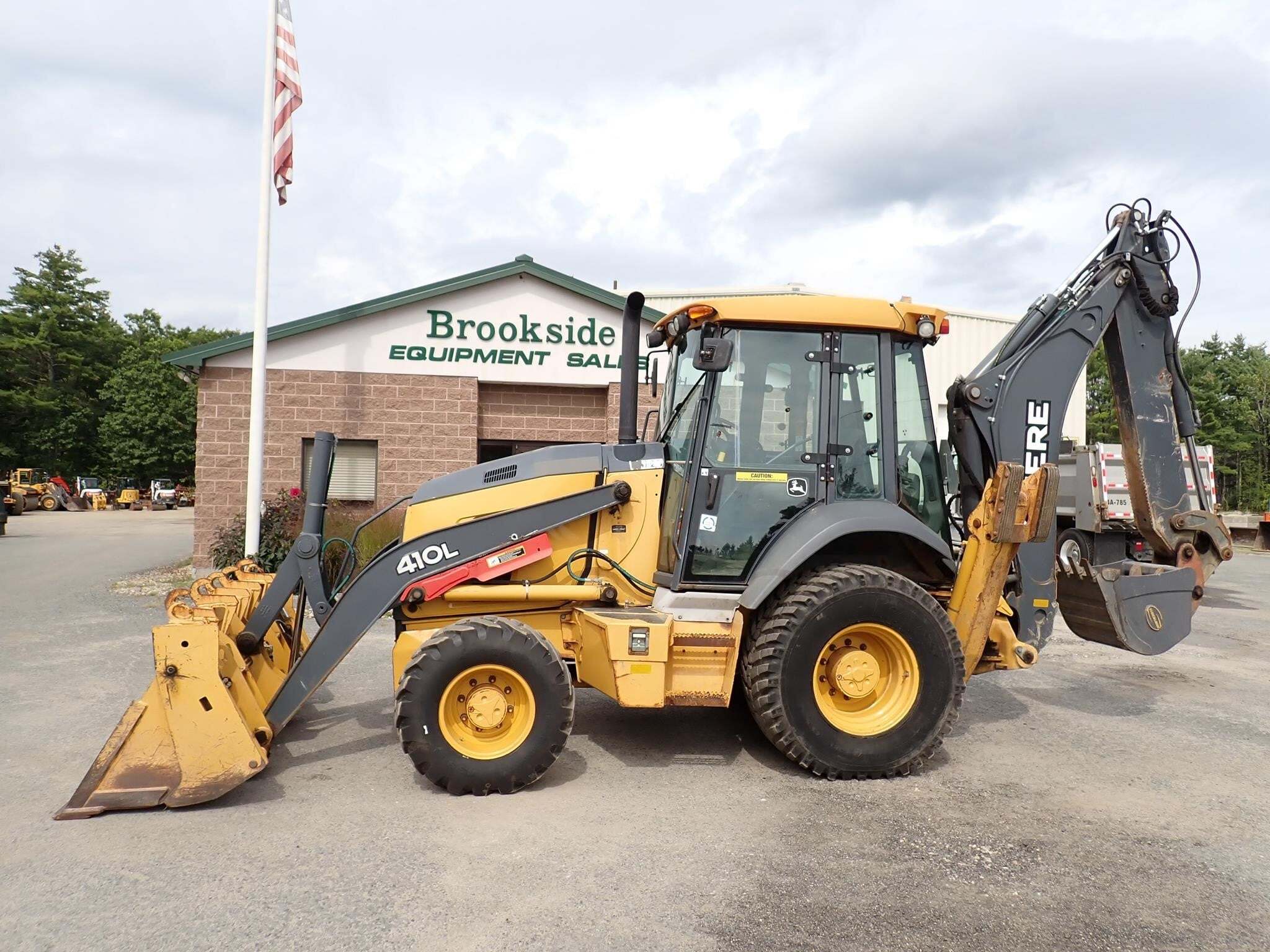 2017 DEERE 410L in Phillipston, MA