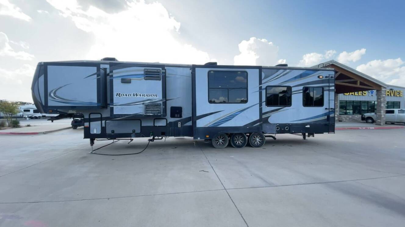 A photo of this 2015 Heartland ROAD WARRIOR 390RW