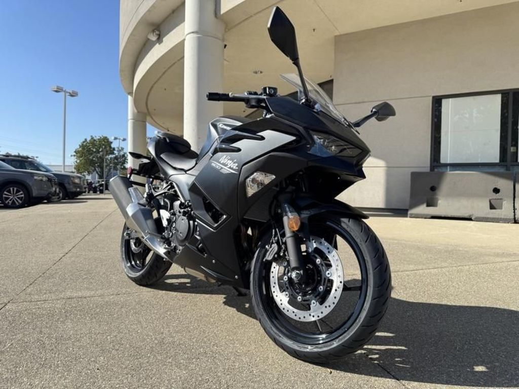 2026 Kawasaki Ninja® 500 Metallic Flat Spark Black BASE in Romney, WV