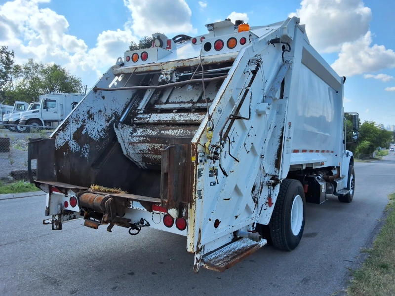 2011 FREIGHTLINER BUSINESS CLASS M2 106