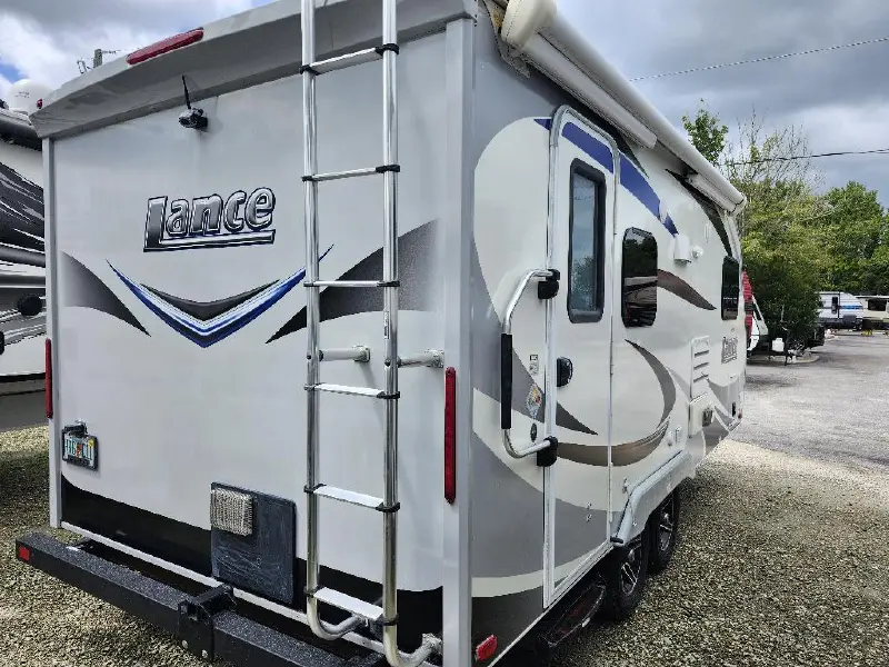 2017 LANCE 1685 TRAVEL TRAILER
