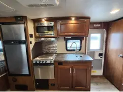 2017 LANCE 1685 TRAVEL TRAILER