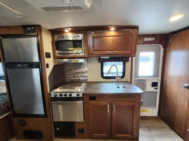 2017 LANCE 1685 TRAVEL TRAILER