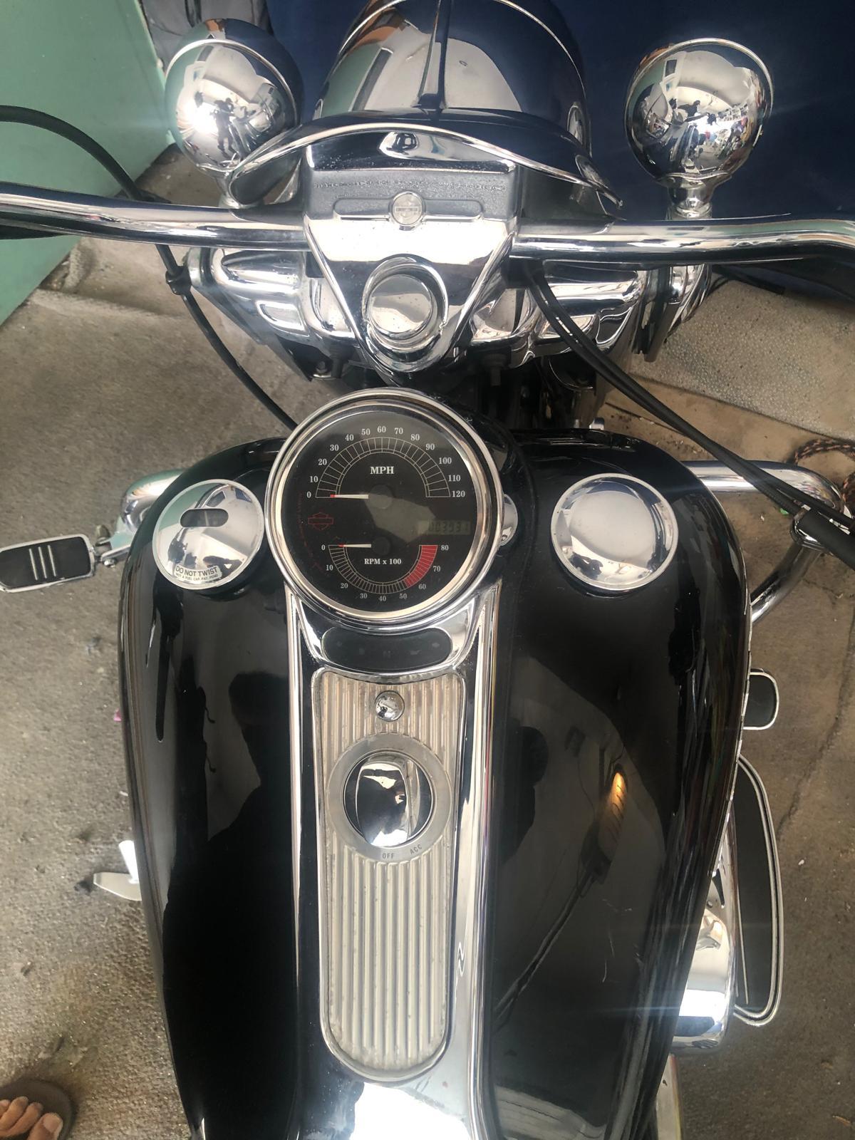 2004 Harley-Davidson ROAD KING CVO in hermosa beach CA