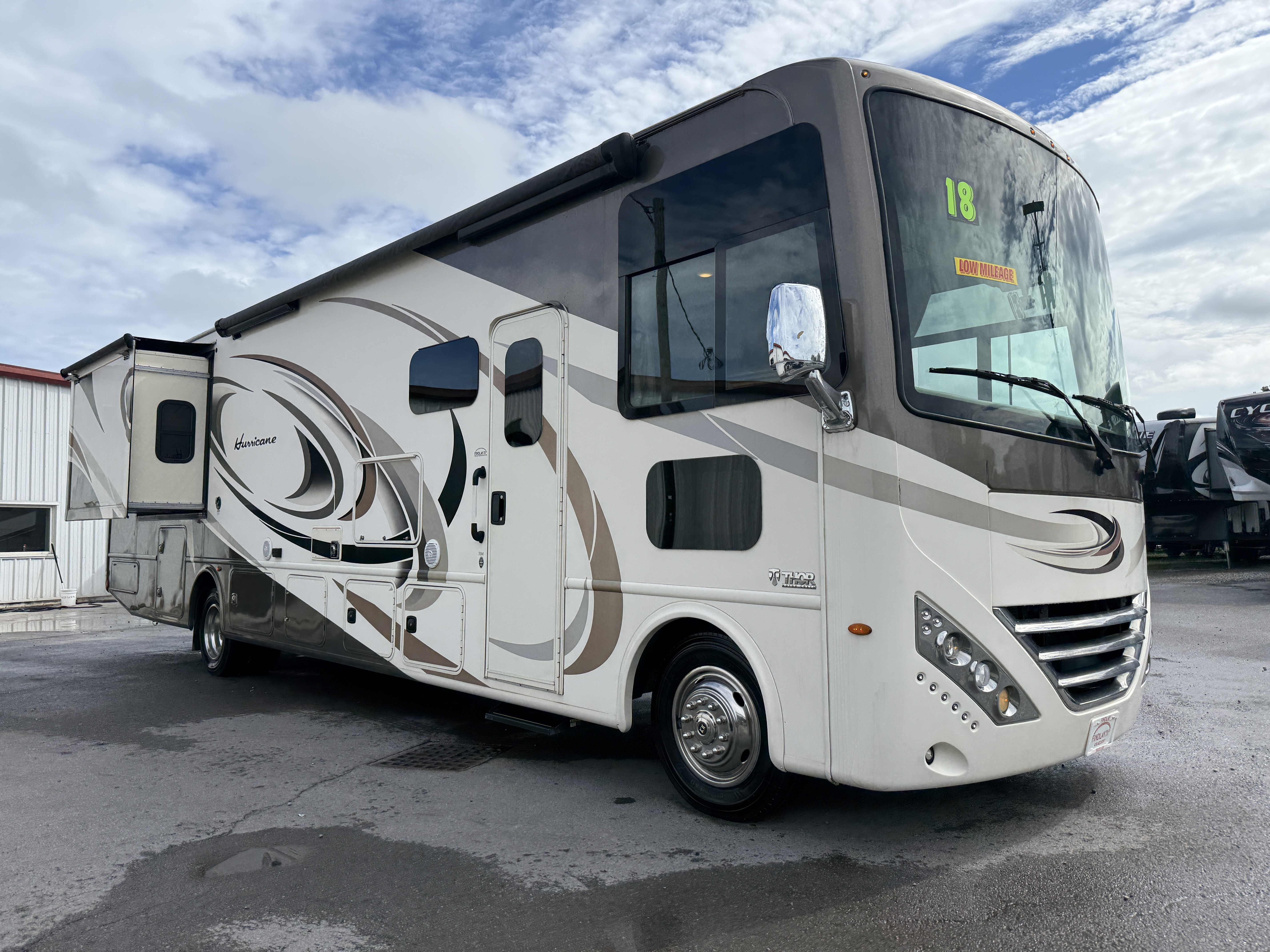 2018 Thor Motor Coach HURRICANE 35M in findlay OH
