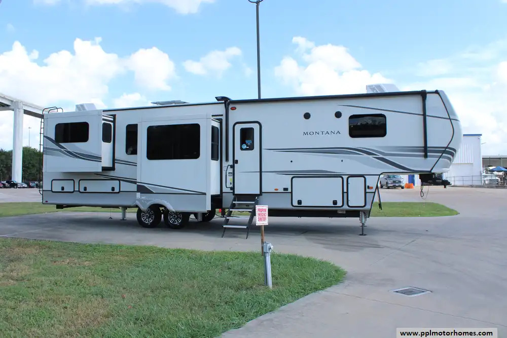 2023 Keystone Montana 3793RD in houston TX