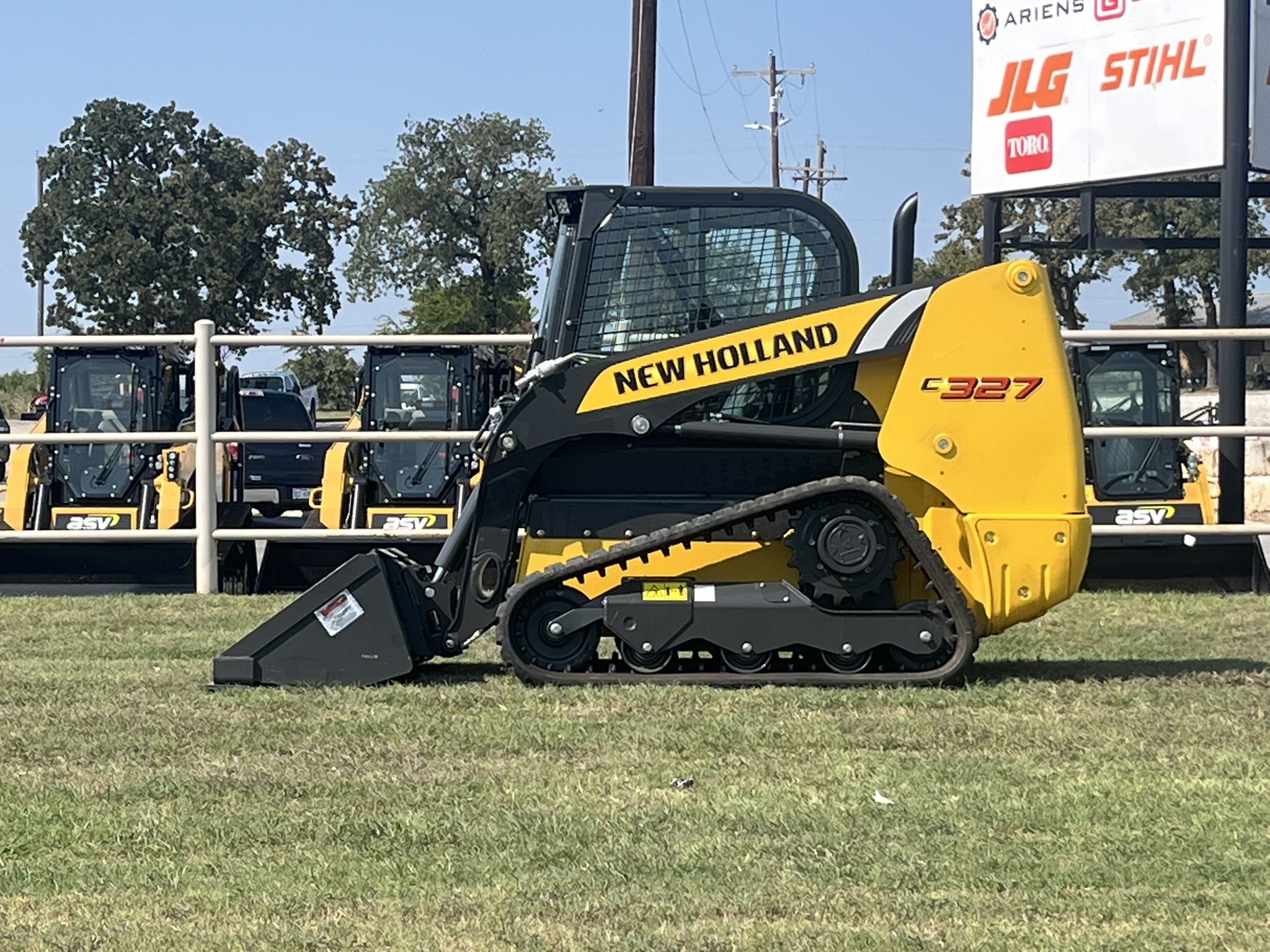 2026 NEW HOLLAND CONSTRUCTION C327 COMPACT TRACK LOADER W/ 72" BCKT. in Weatherford, TX