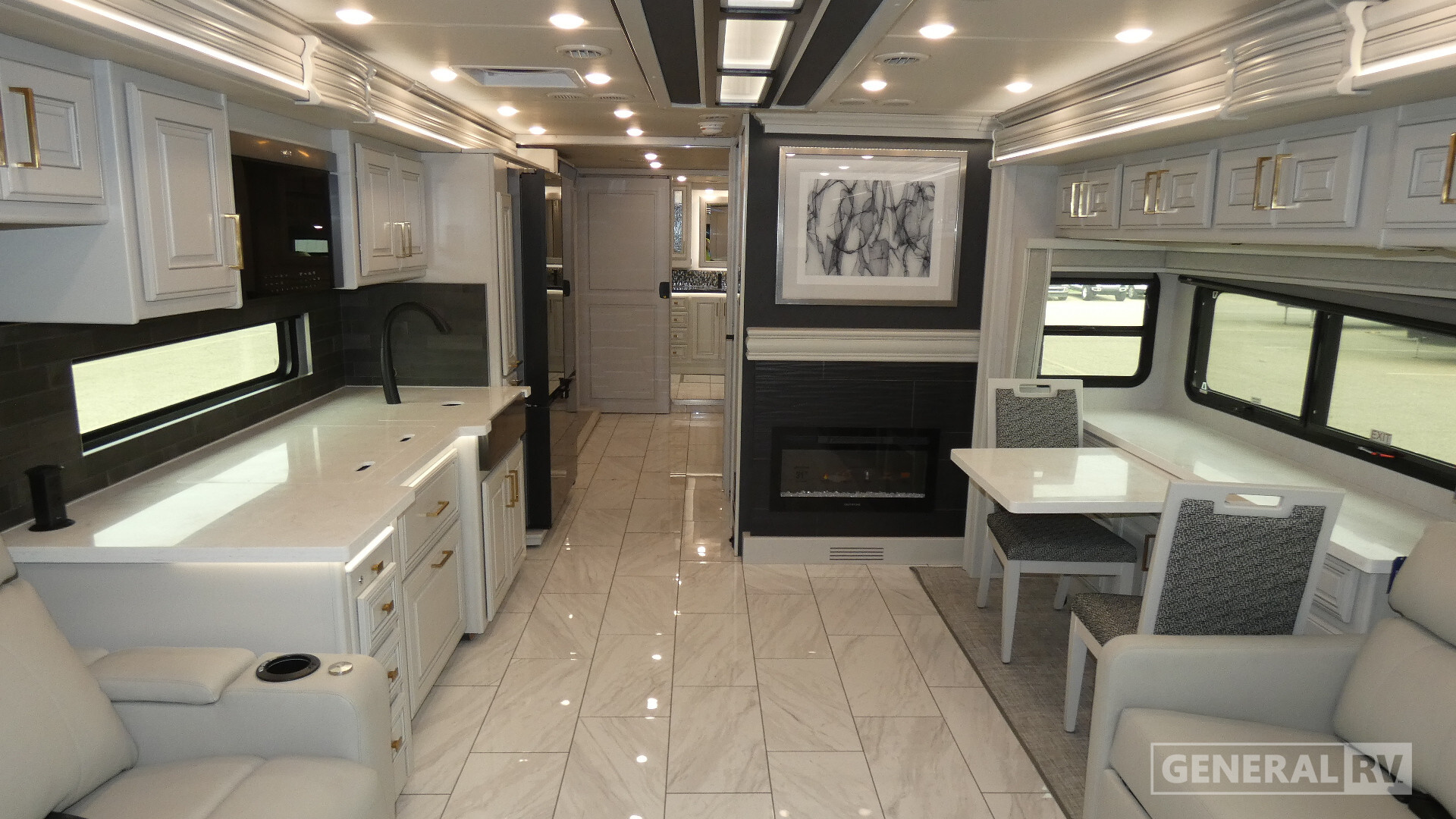2027 Fleetwood DISCOVERY LXE 40M in north canton OH