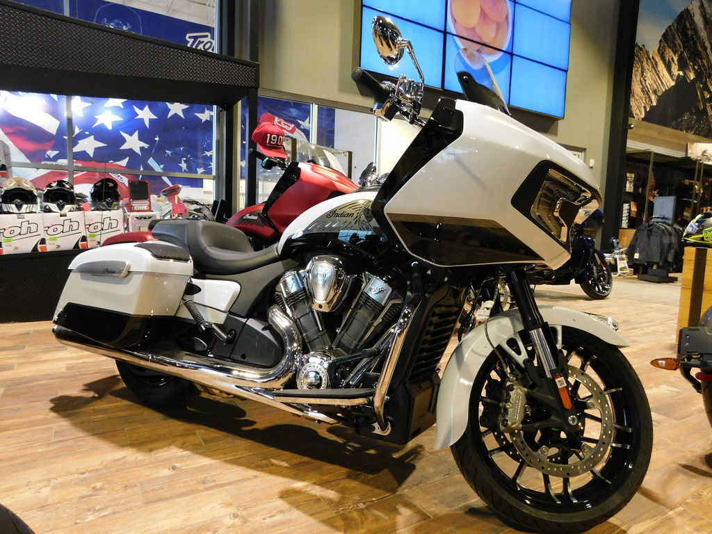 2024 Indian Motorcycle® Challenger® Limited with PowerBand Audio Package Ghost LIMITED WITH POWERBAND AUDIO PACKAGE in Kalamazoo, MI
