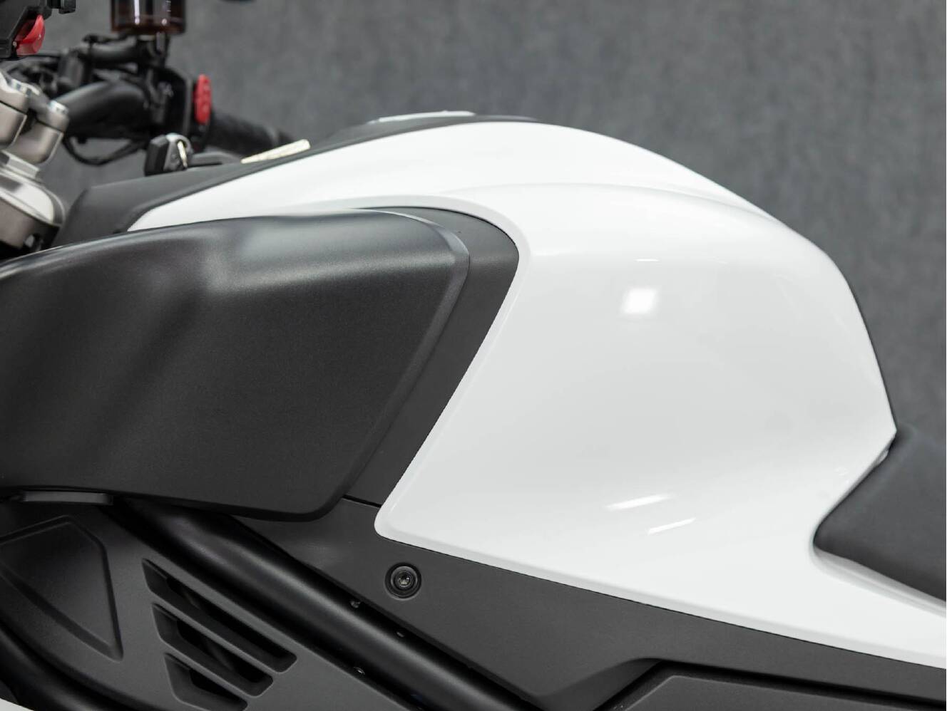 A photo of this 2024 CFMOTO 450NK W/ABS