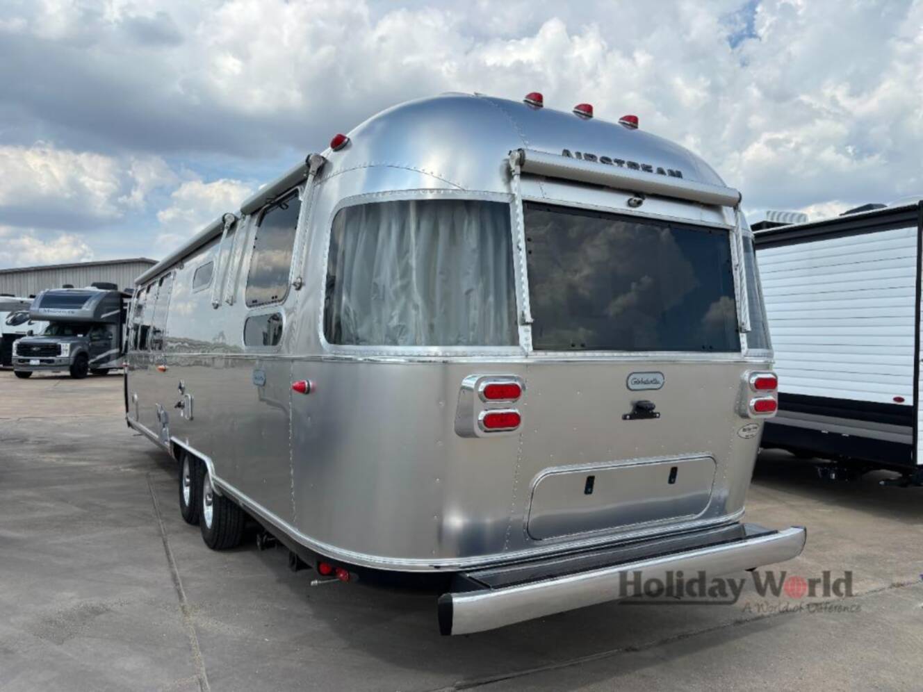 A photo of this 2027 Airstream Globetrotter 30RB