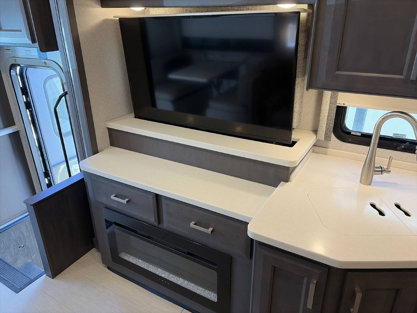A photo of this 2023 Thor PALAZZO 37.5