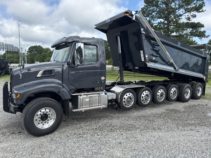 2027 VOLVO VHD104F300