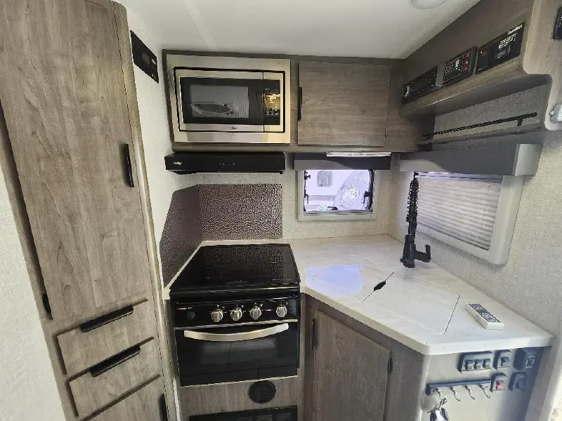 2023 LANCE 975 TRUCK CAMPER