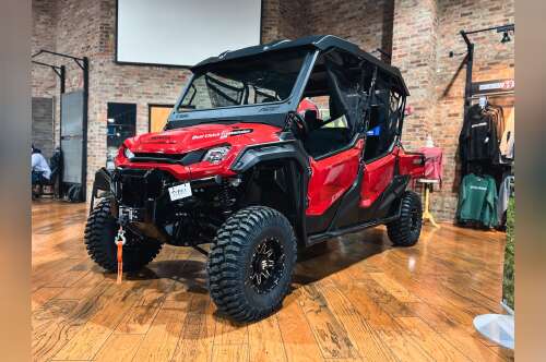 2025 Honda Pioneer 1000-6 Deluxe Crew in union city TN
