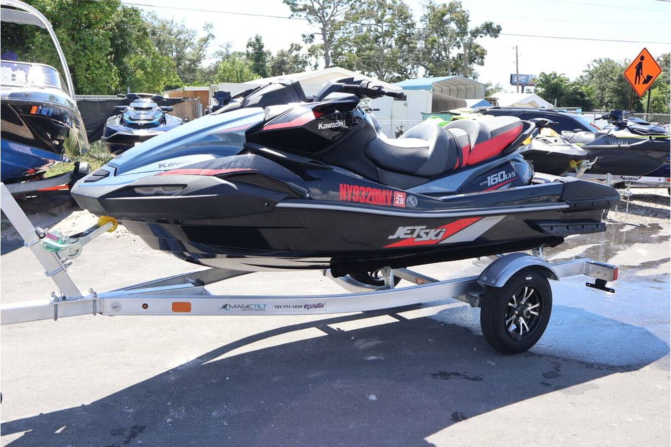 A photo of this 2025 Kawasaki Ultra 160LX-S