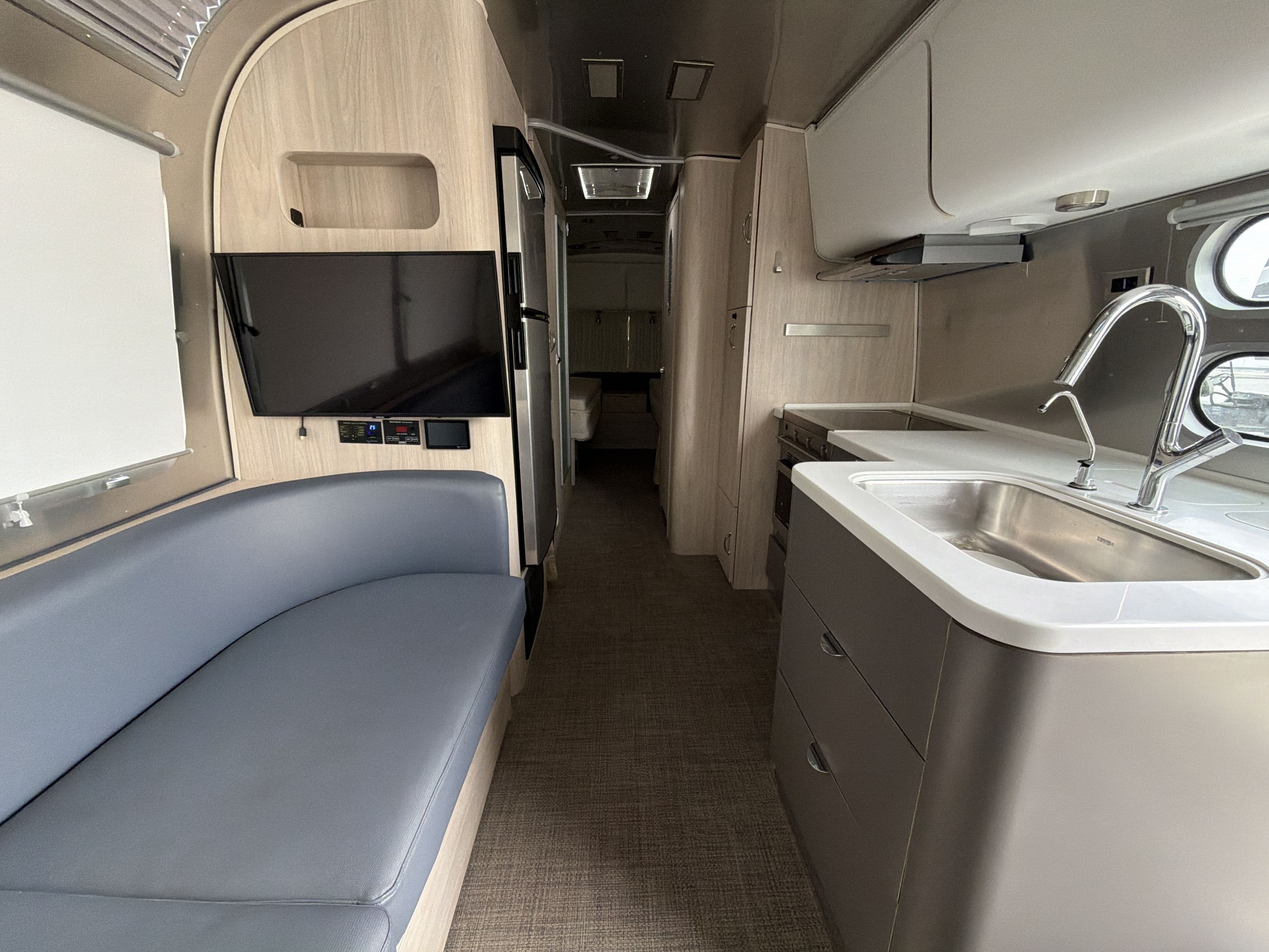 2021 Airstream GLOBETROTTER 27FB TWIN in anthony TX