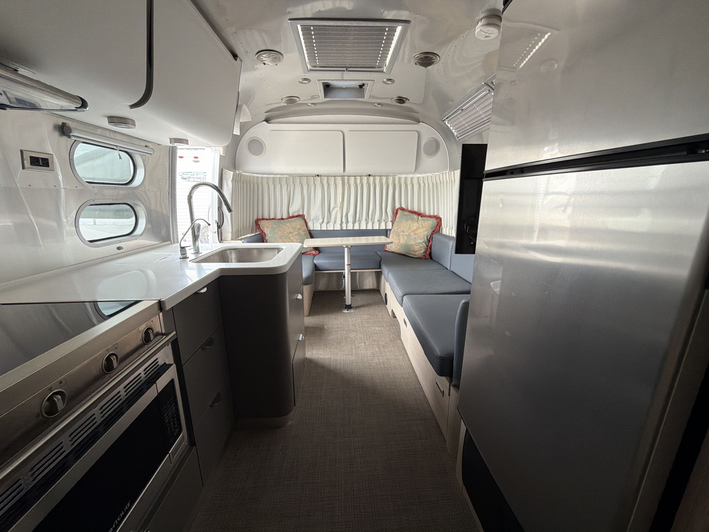 2021 Airstream GLOBETROTTER 27FB TWIN in anthony TX