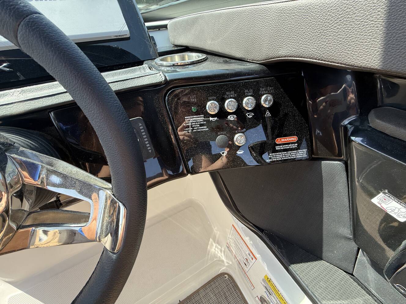 A photo of this 2027 Sea Ray SLX 260