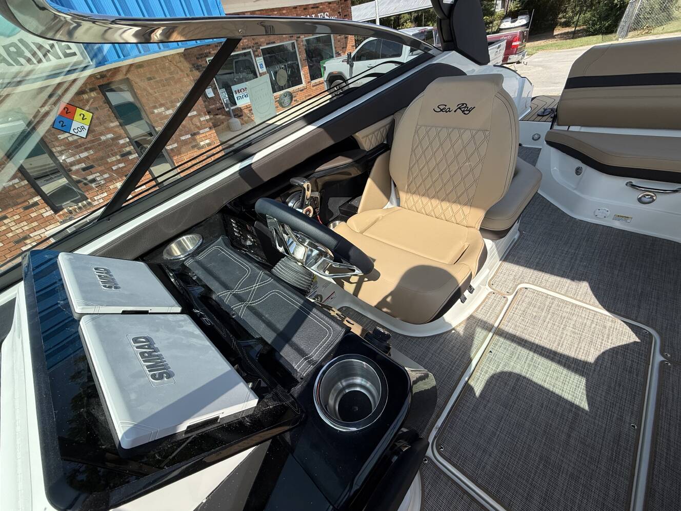 A photo of this 2027 Sea Ray SLX 260