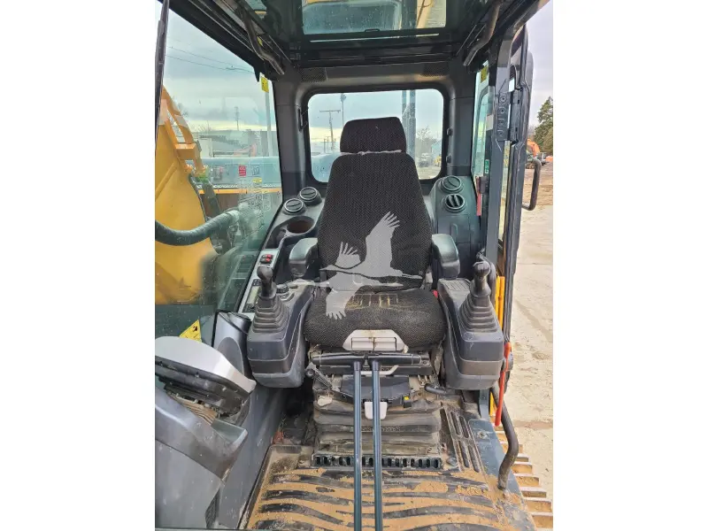 2016 HYUNDAI HX330L