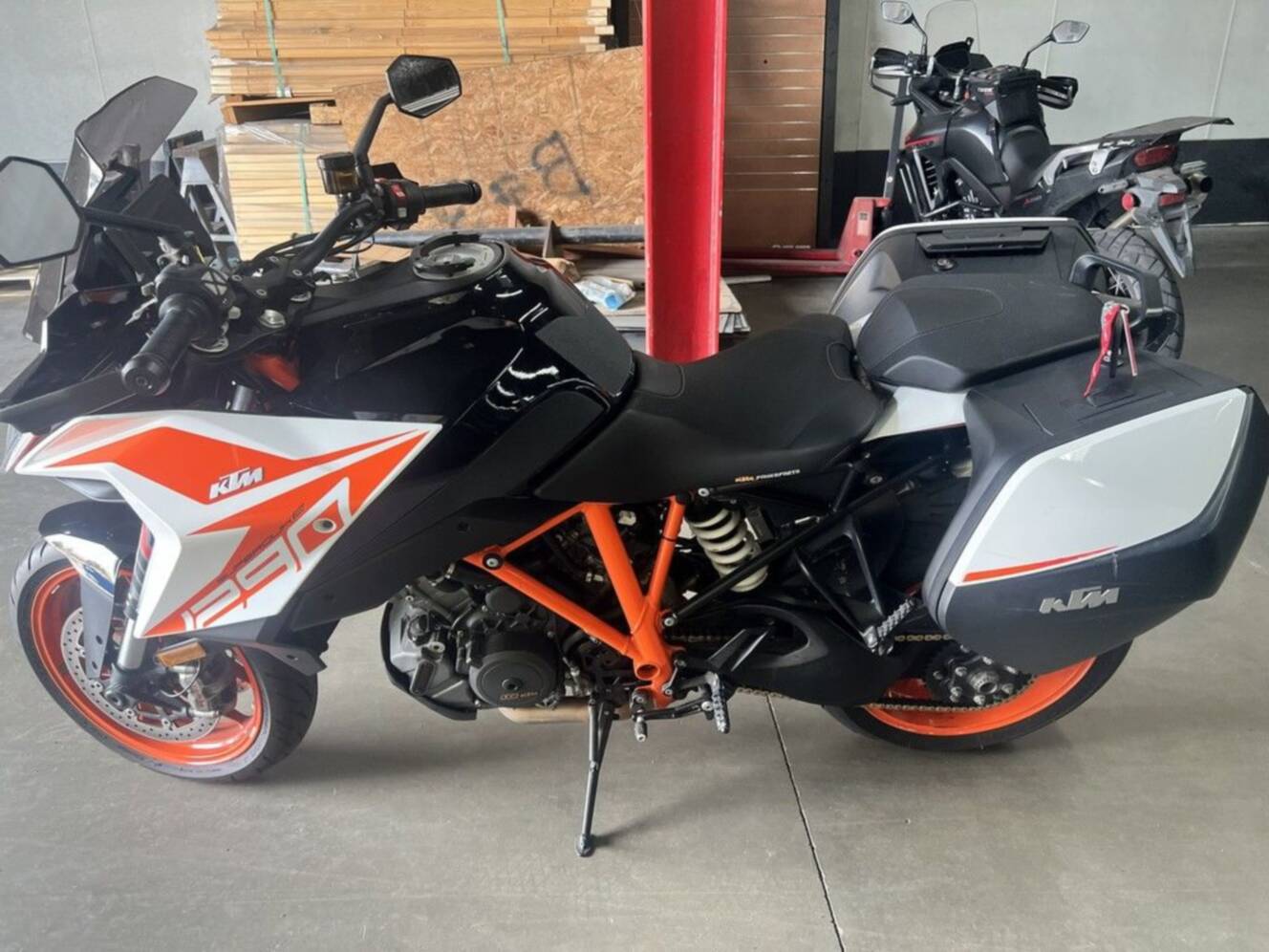 A photo of this 2019 KTM 1290 Super Duke GT