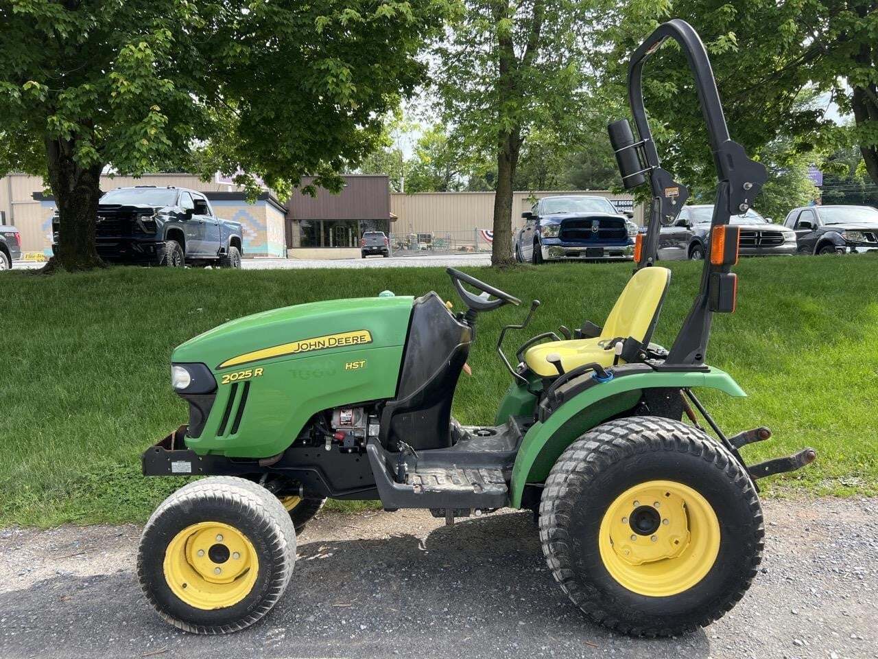 2013 JOHN DEERE 2025R in Manheim, PA