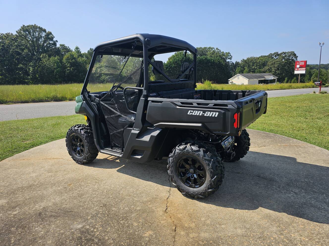 A photo of this 2027 Can-Am Defender DPS HD7