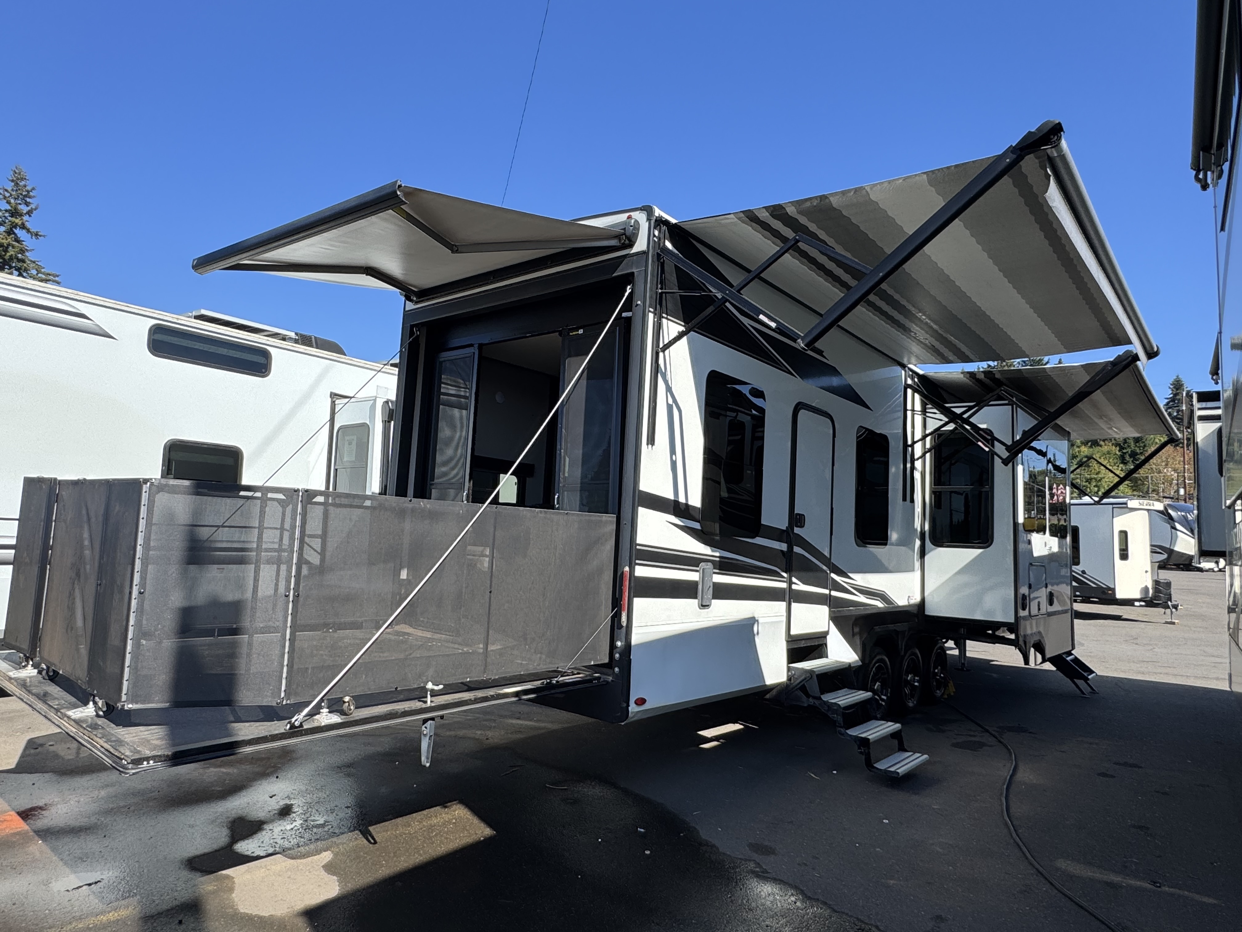 2022 Grand Design MOMENTUM 381MS Fifth Wheel Toy Hauler RV