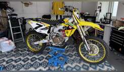 2009 Suzuki RM-Z 450 Dirt Bike motorcycle