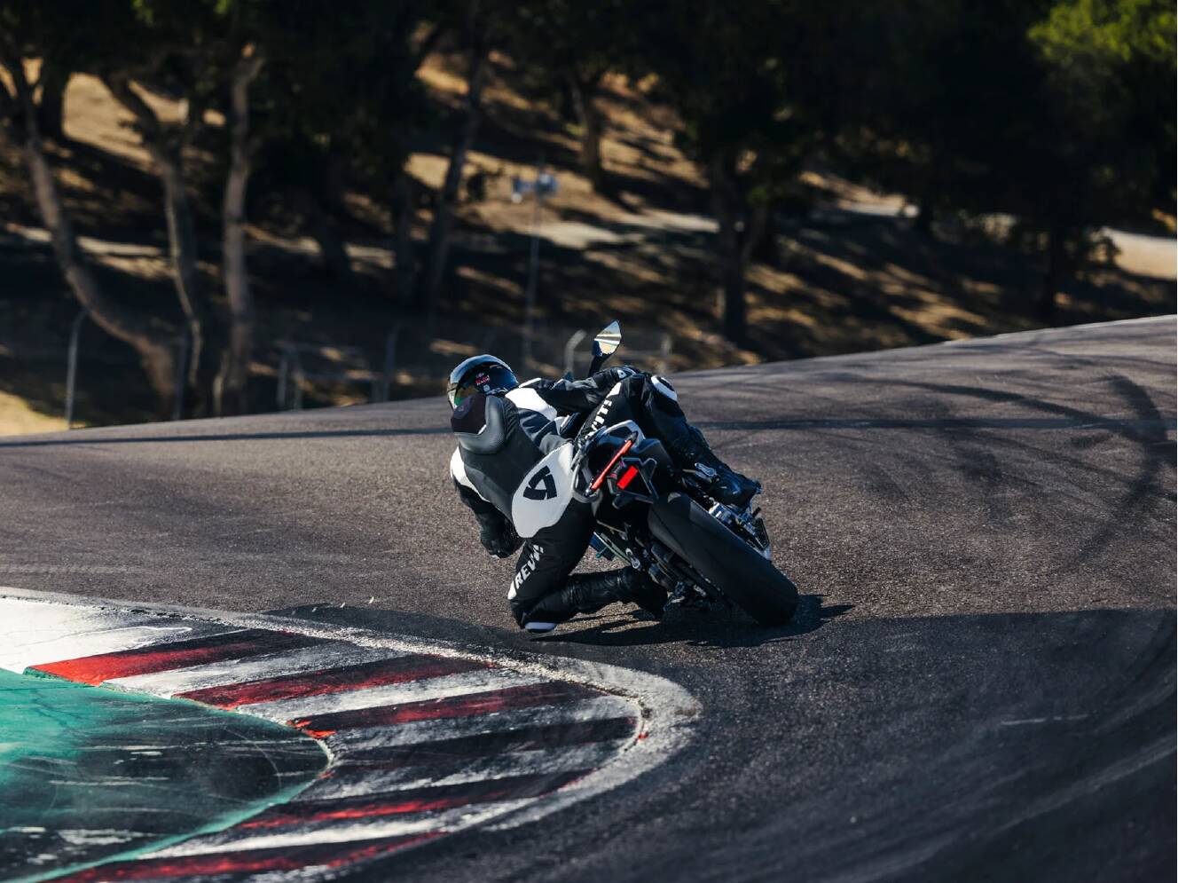 A photo of this 2026 CFMOTO 675SS
