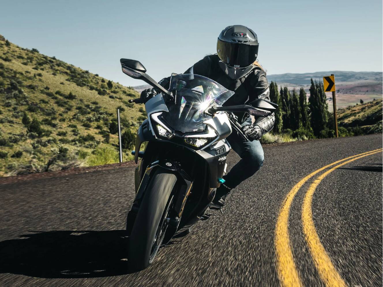 A photo of this 2026 CFMOTO 675SS