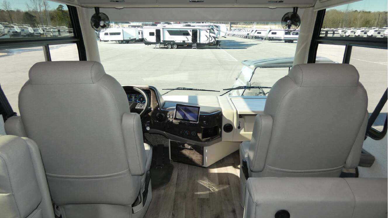A photo of this 2026 Thor Motor Coach PALAZZO GT 33.6