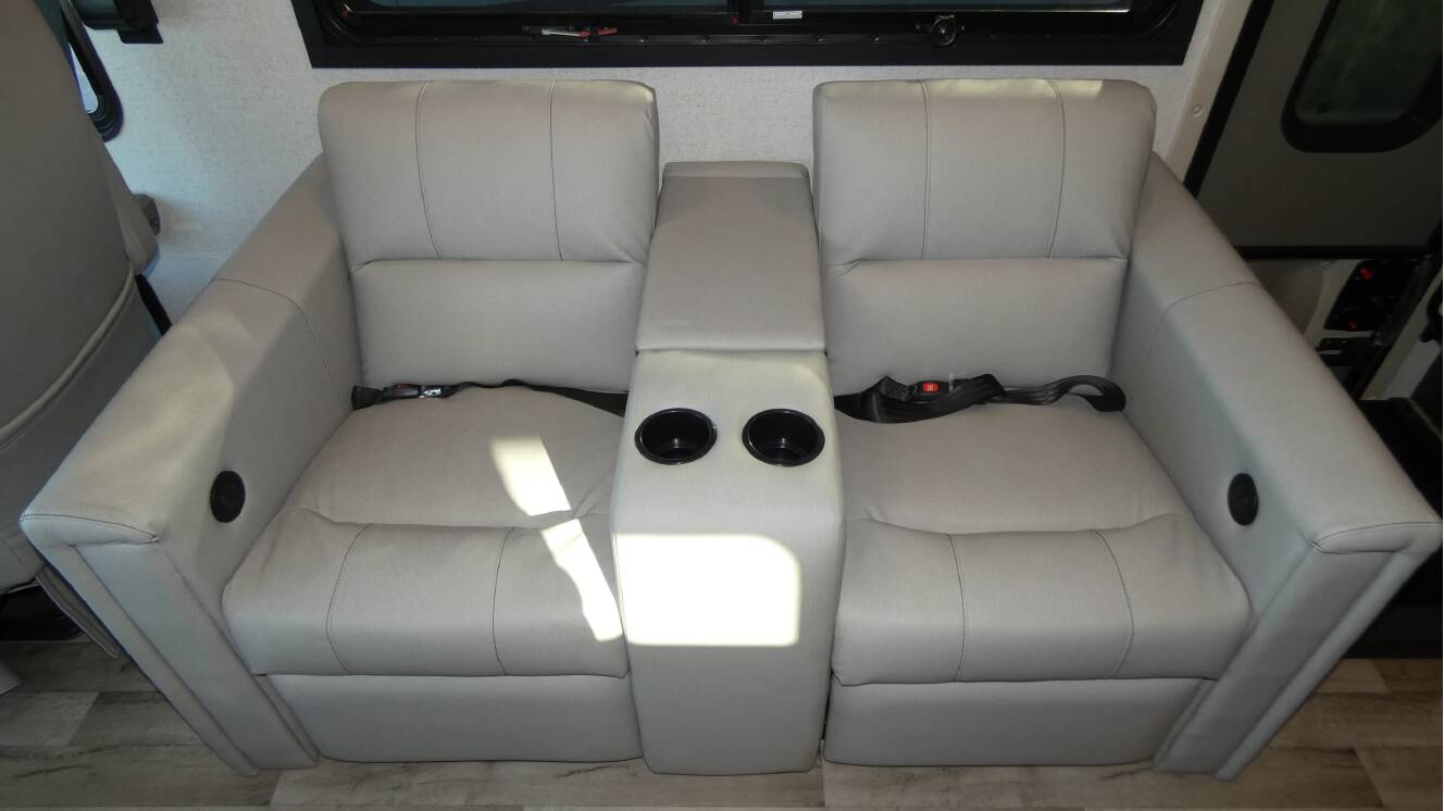 A photo of this 2026 Thor Motor Coach PALAZZO GT 33.6