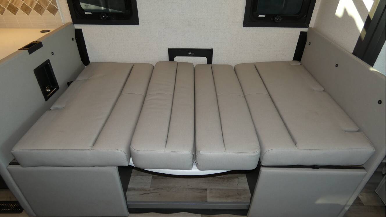 A photo of this 2026 Thor Motor Coach PALAZZO GT 33.6