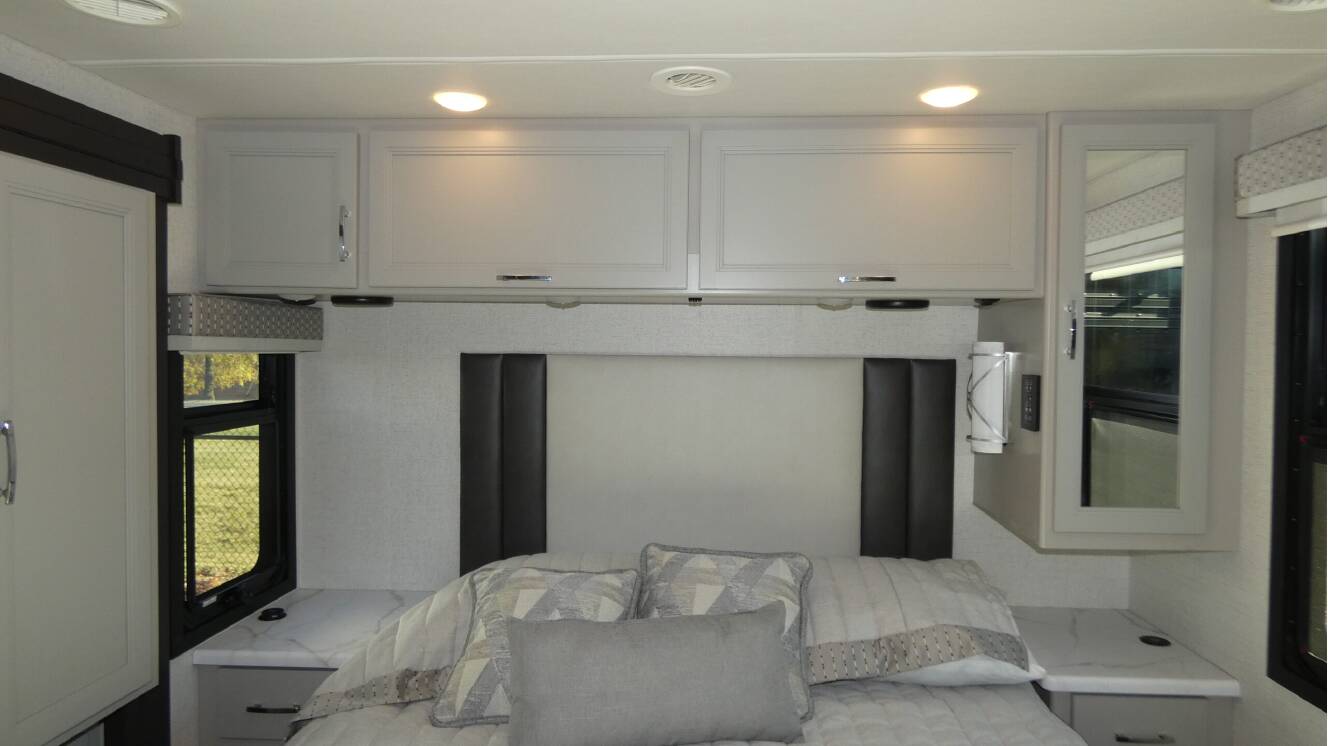 A photo of this 2026 Thor Motor Coach PALAZZO GT 33.6