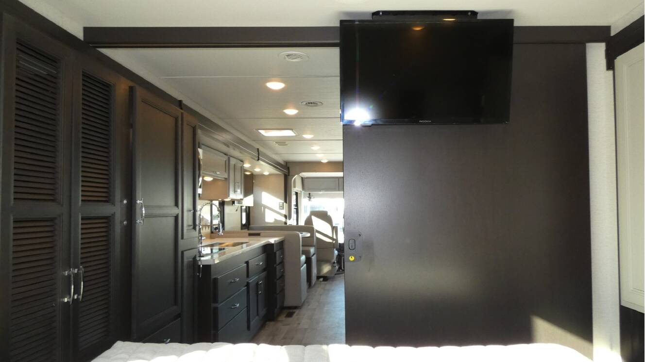 A photo of this 2026 Thor Motor Coach PALAZZO GT 33.6