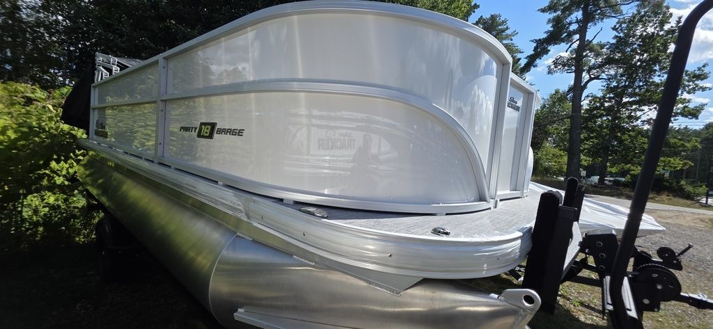 2027 Sun Tracker PB 18 DLX in raymond ME
