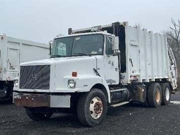 2001 VOLVO WG64 in Bealeton, VA