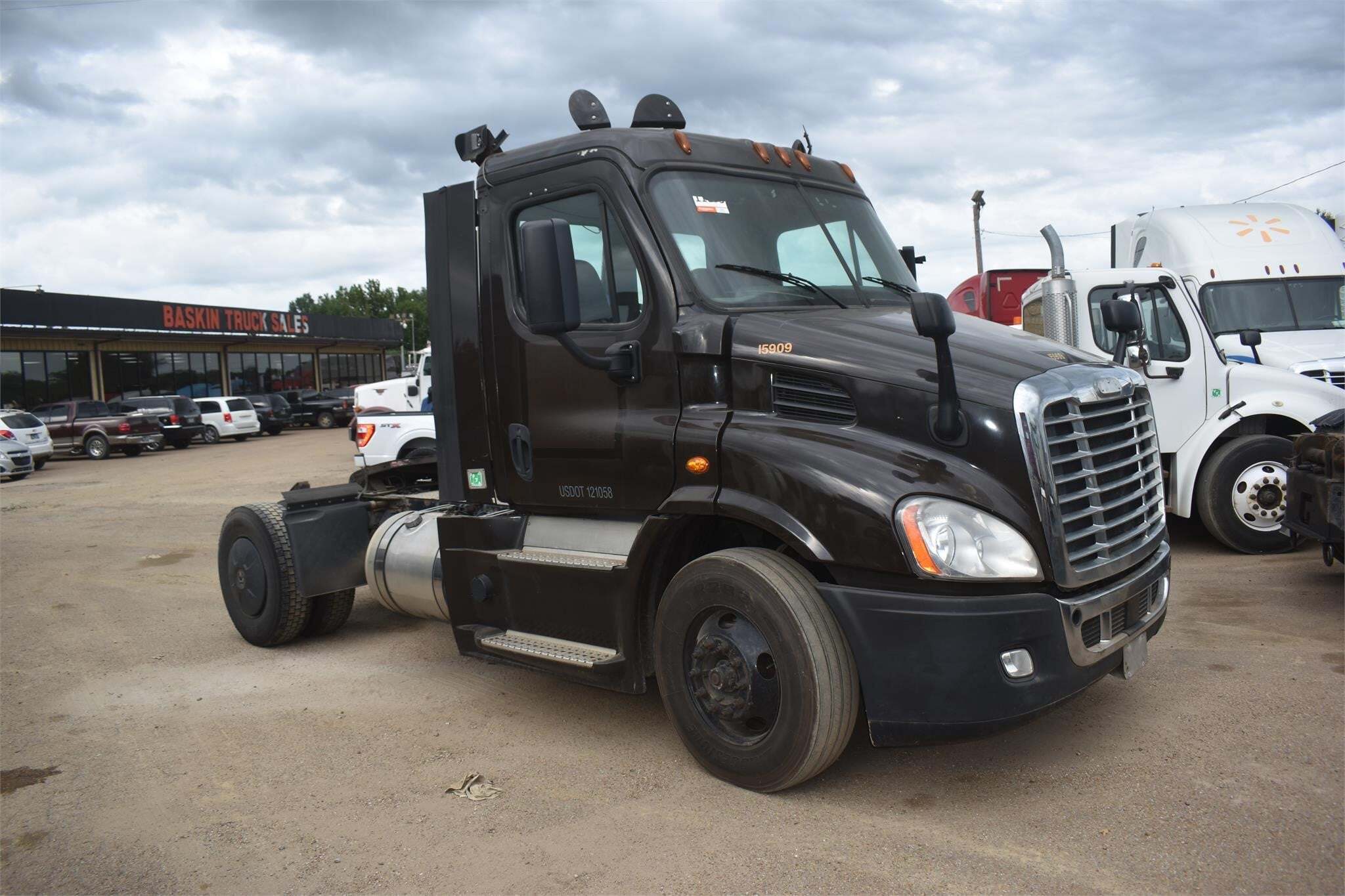 2017 FREIGHTLINER CASCADIA 113 in Covington, TN