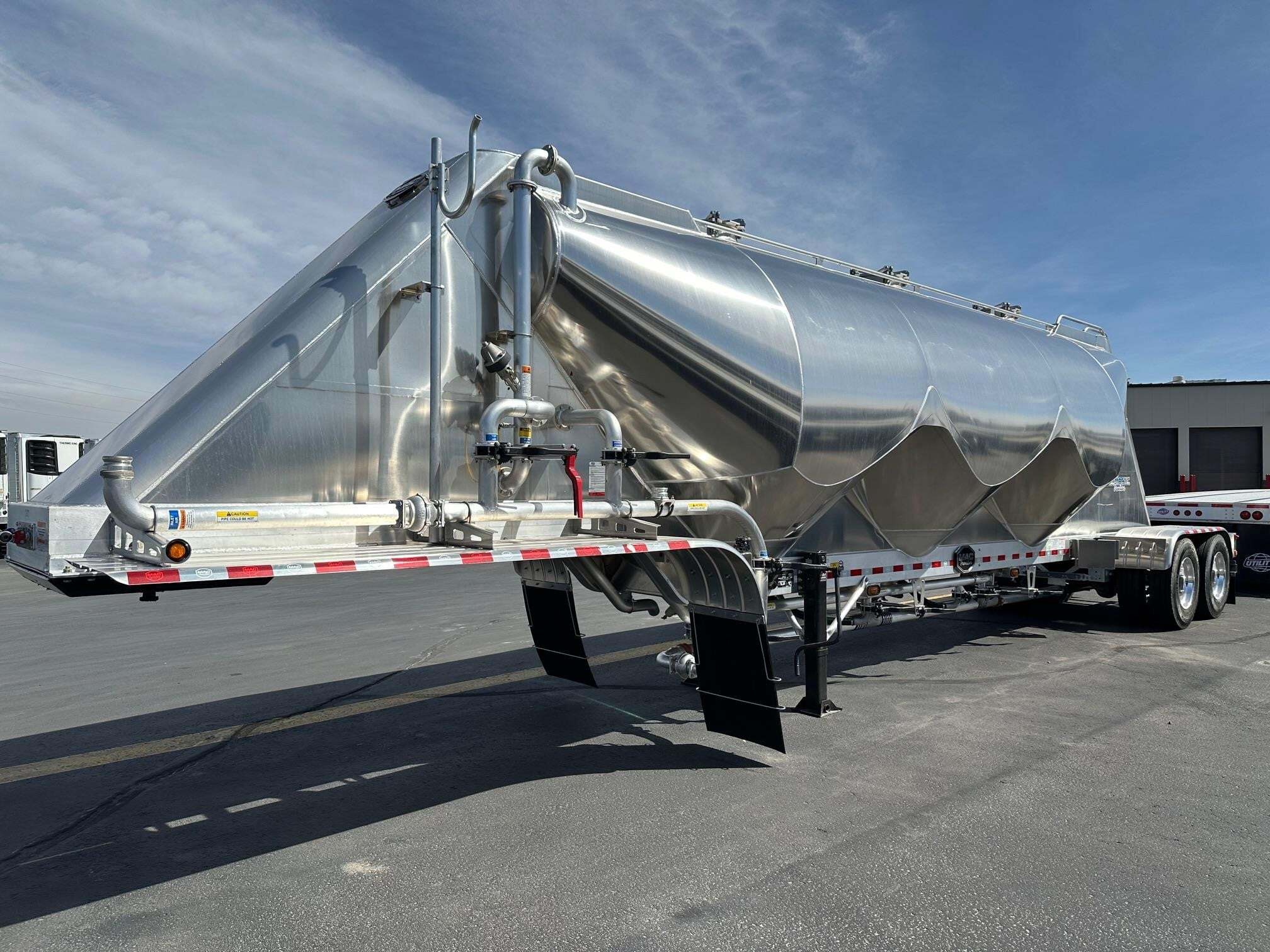 2027 MAC TRAILER MFG 1050 CU FT MAC PNEUMATIC, 3 HOPPERS, REAR DISCHARG in Henderson, CO