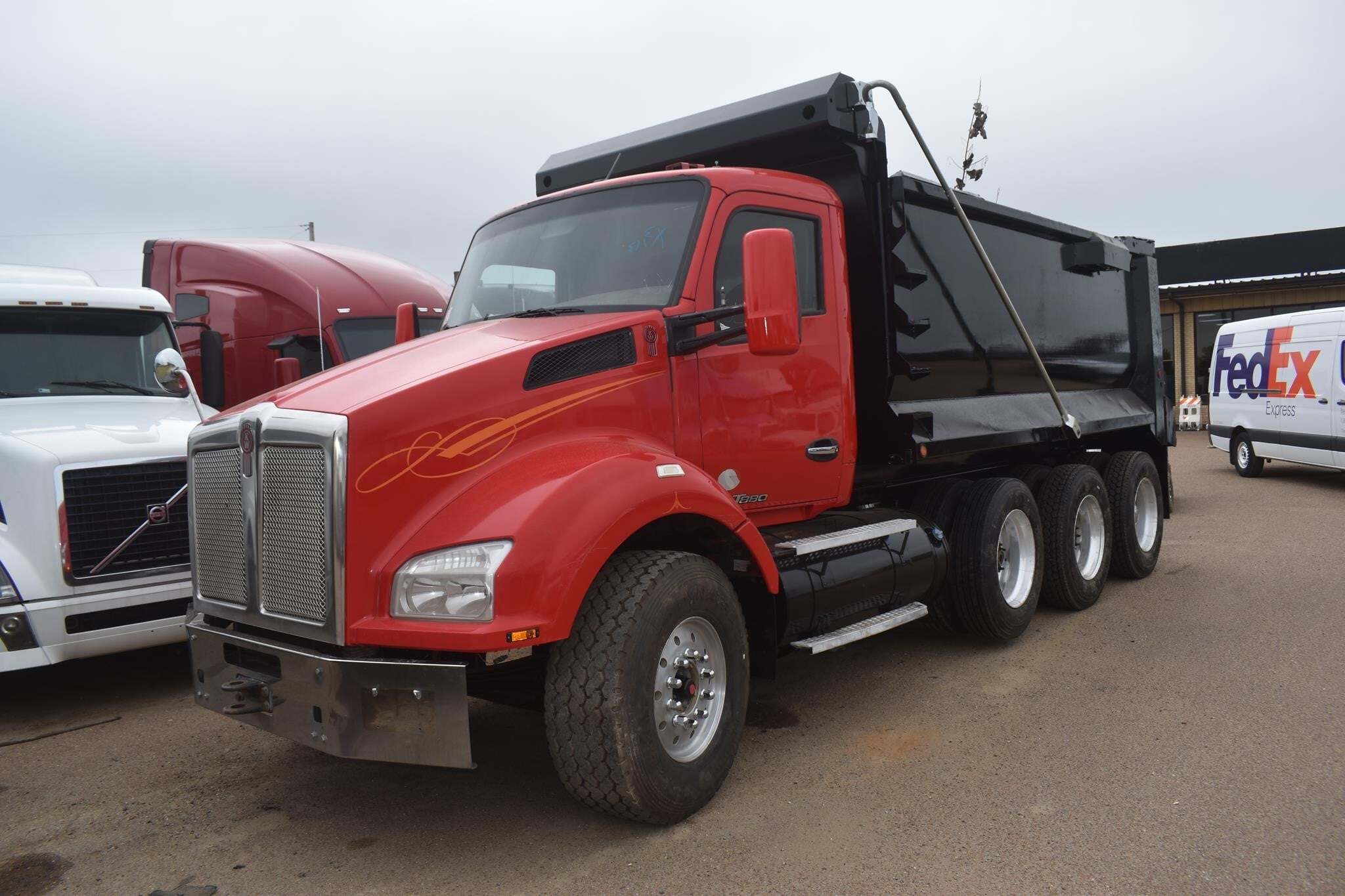 2017 KENWORTH T880 in Covington, TN