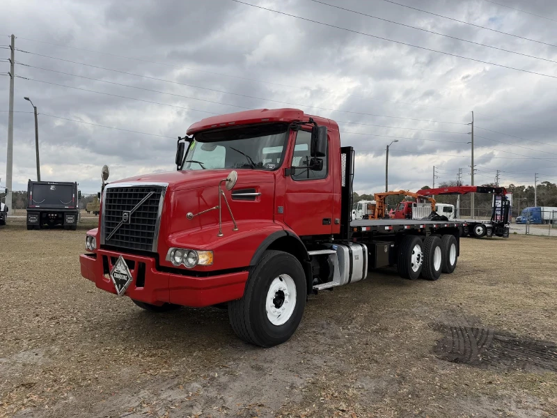 2014 VOLVO VHD84B200