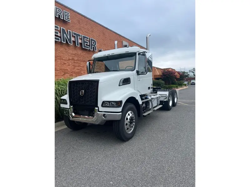 2027 VOLVO VHD64FT300