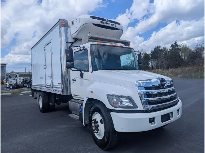 2017 HINO 268A