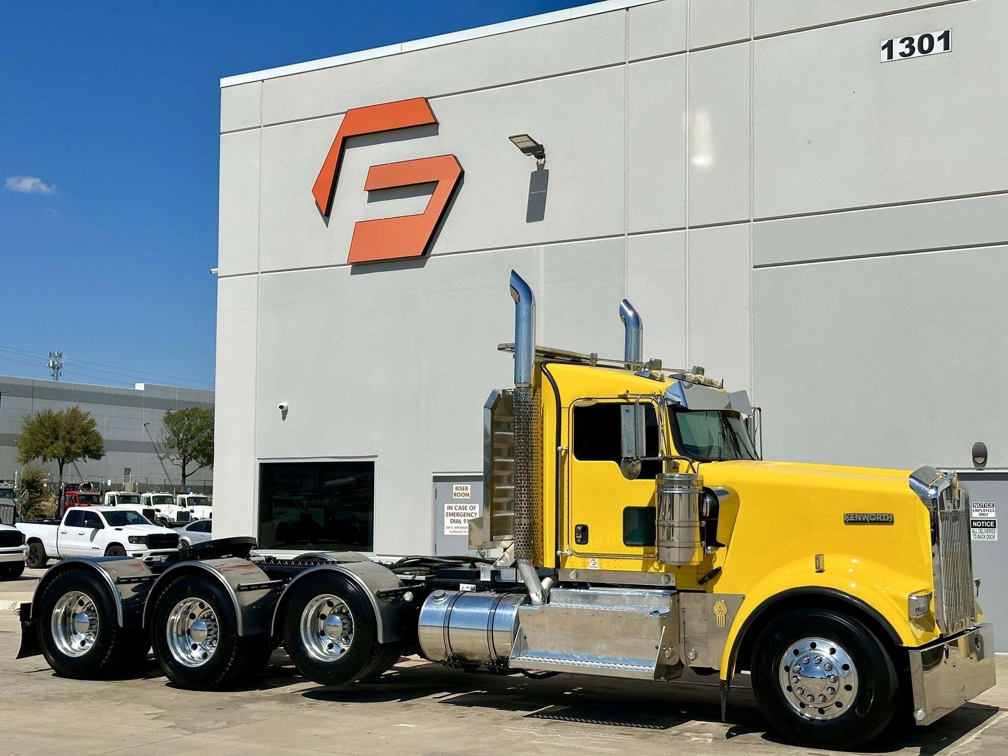 2017 KENWORTH W900 in Hutchins, TX